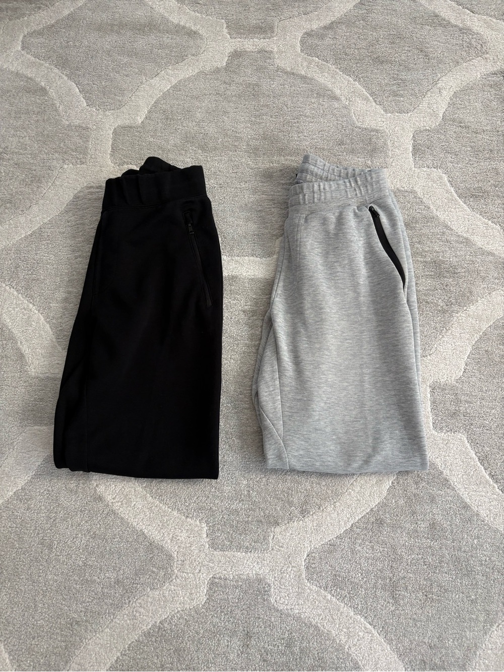 Uniqlo Men Joggers in Black and Grey size Small